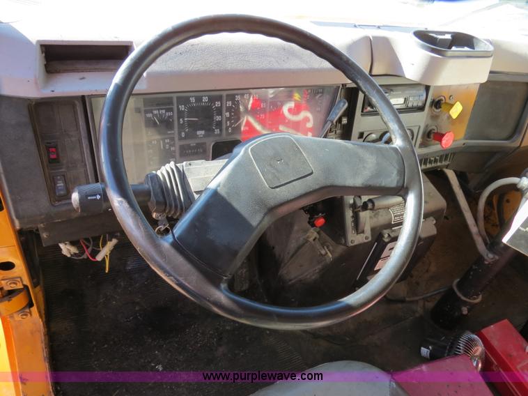 image for item B4637 1996 International 4900 oil distributor truck