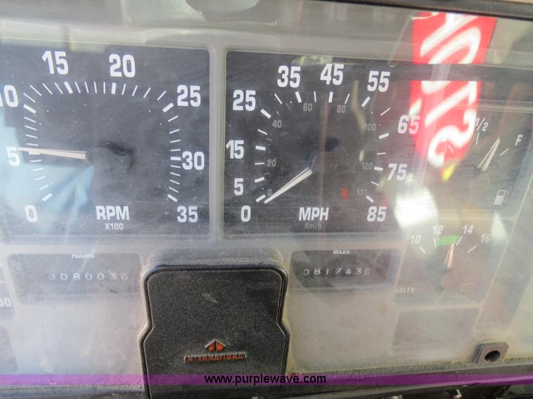 image for item B4637 1996 International 4900 oil distributor truck