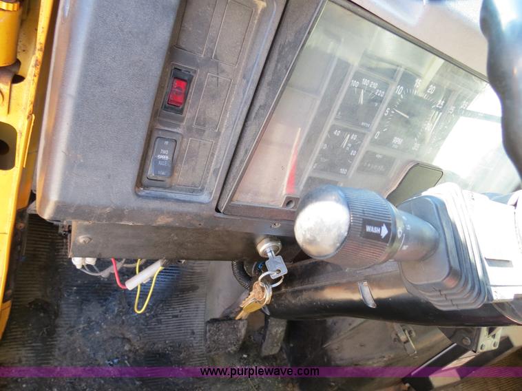 image for item B4637 1996 International 4900 oil distributor truck