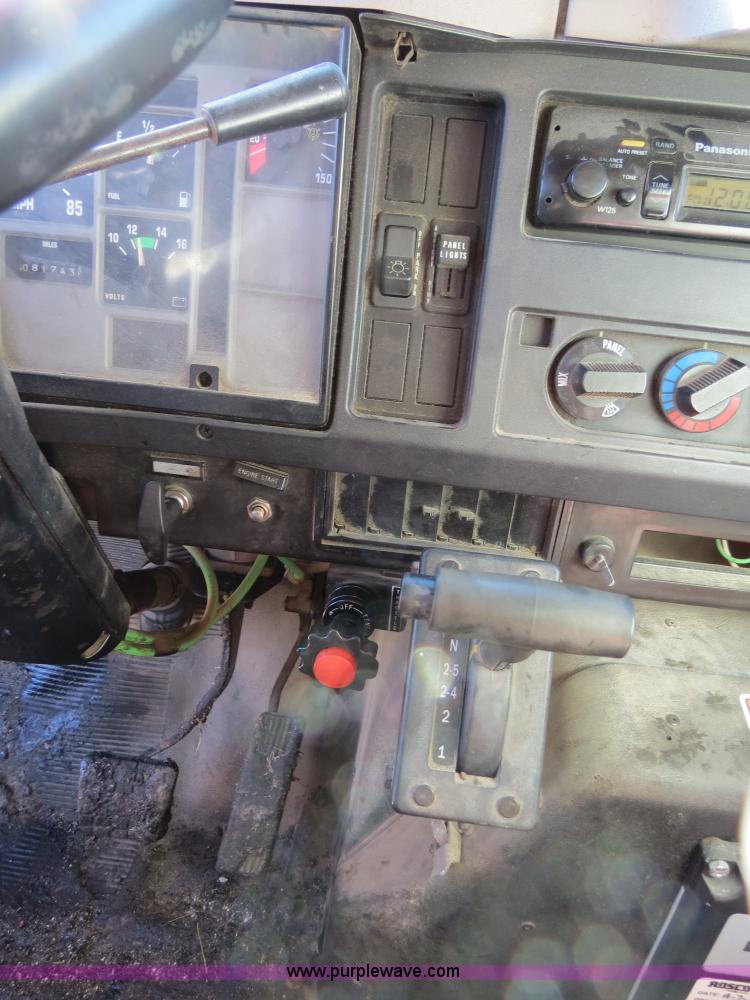 image for item B4637 1996 International 4900 oil distributor truck