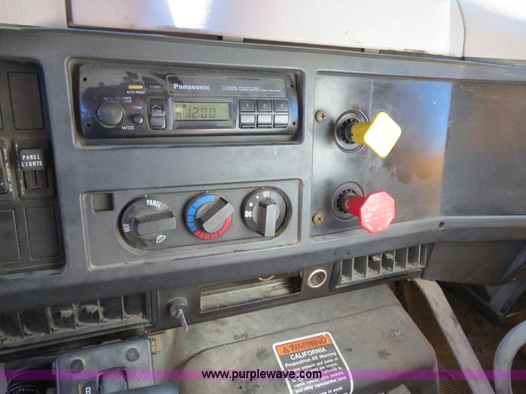 image for item B4637 1996 International 4900 oil distributor truck