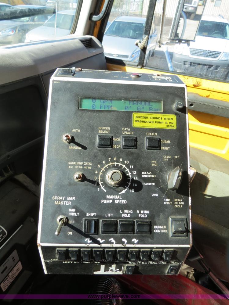 image for item B4637 1996 International 4900 oil distributor truck