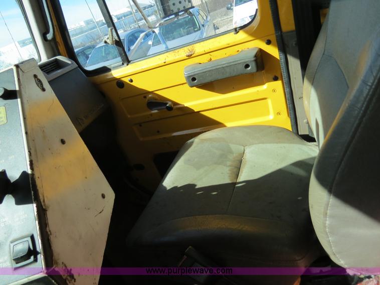 image for item B4637 1996 International 4900 oil distributor truck