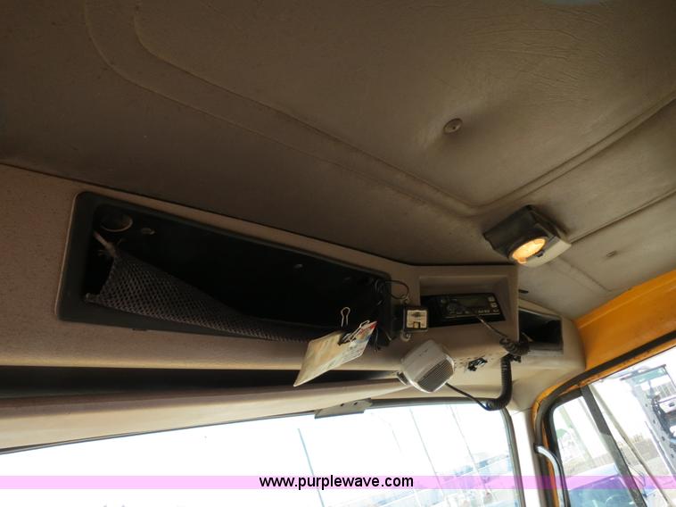 image for item B4637 1996 International 4900 oil distributor truck