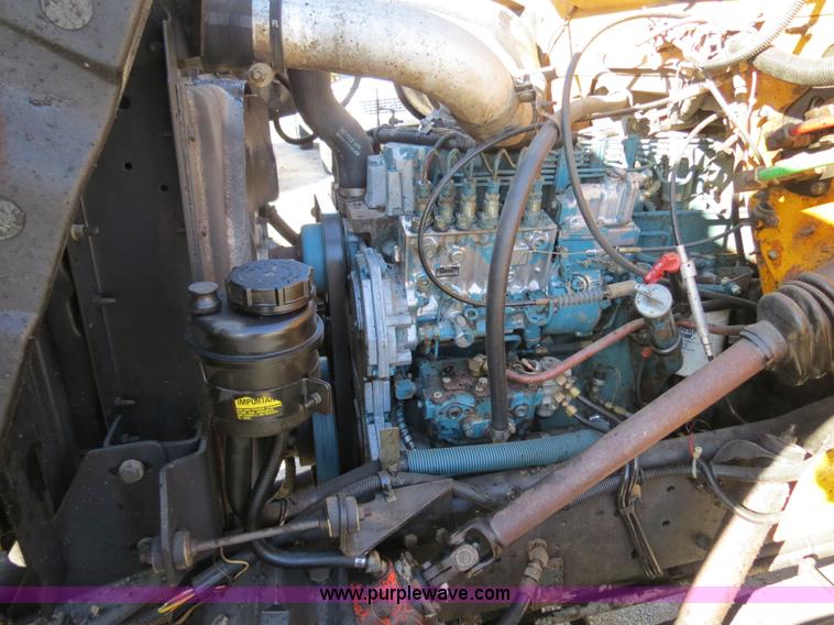 image for item B4637 1996 International 4900 oil distributor truck