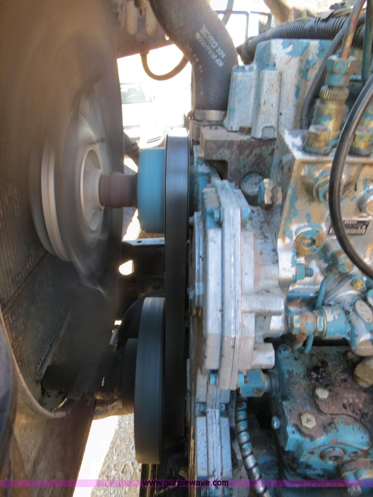 image for item B4637 1996 International 4900 oil distributor truck