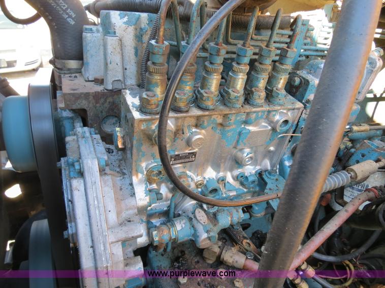 image for item B4637 1996 International 4900 oil distributor truck