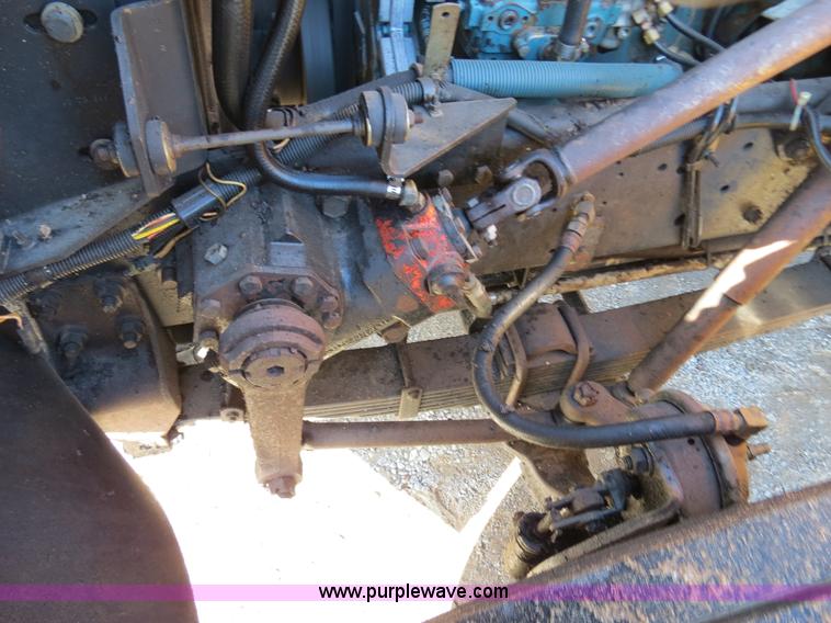 image for item B4637 1996 International 4900 oil distributor truck