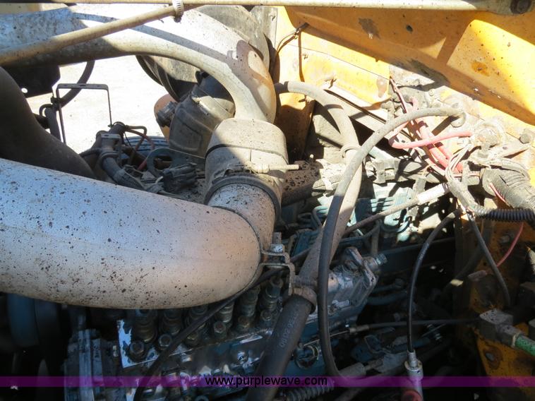 image for item B4637 1996 International 4900 oil distributor truck