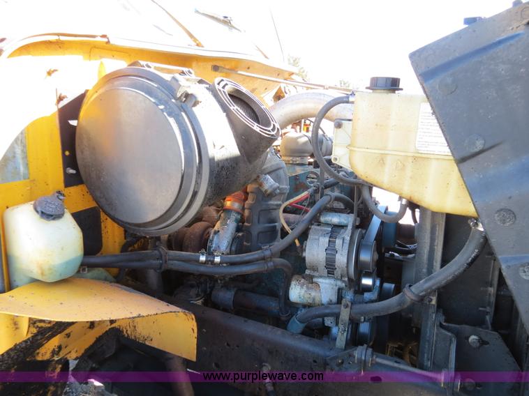 image for item B4637 1996 International 4900 oil distributor truck