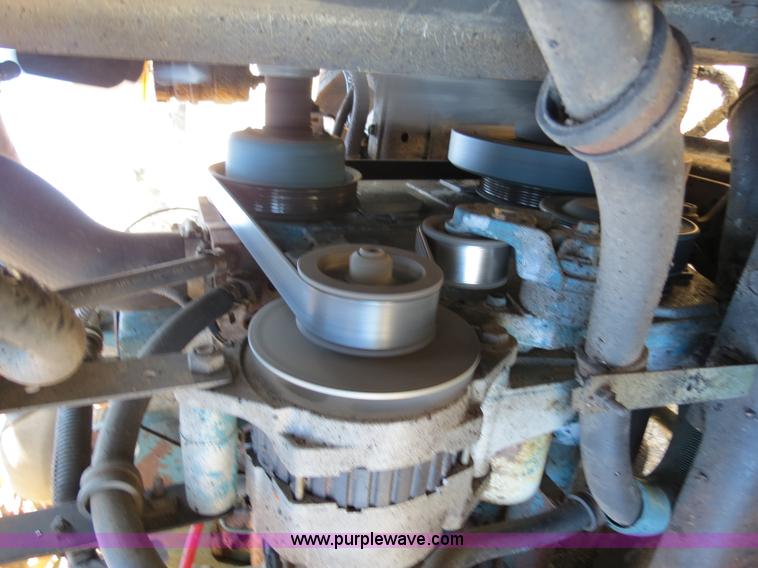 image for item B4637 1996 International 4900 oil distributor truck