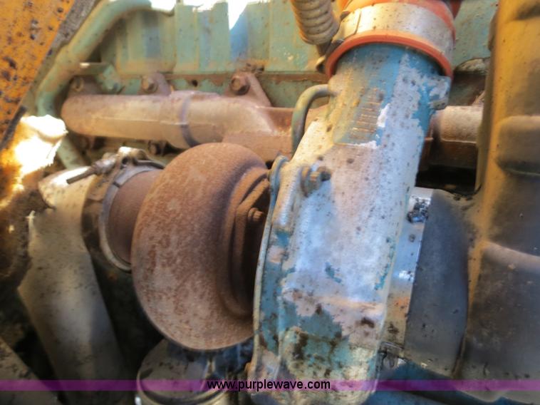 image for item B4637 1996 International 4900 oil distributor truck