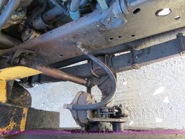 image for item B4637 1996 International 4900 oil distributor truck