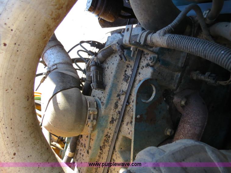 image for item B4637 1996 International 4900 oil distributor truck