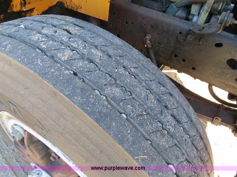 image for item B4637 1996 International 4900 oil distributor truck