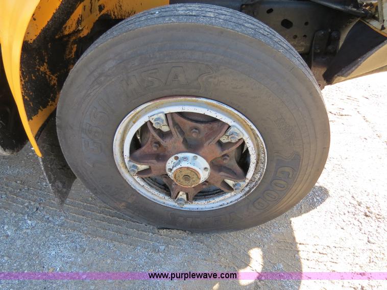 image for item B4637 1996 International 4900 oil distributor truck