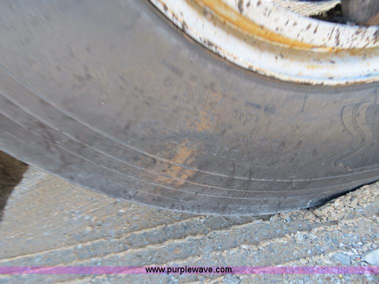 image for item B4637 1996 International 4900 oil distributor truck