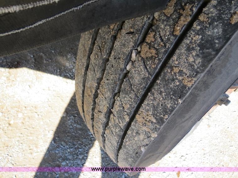 image for item B4637 1996 International 4900 oil distributor truck