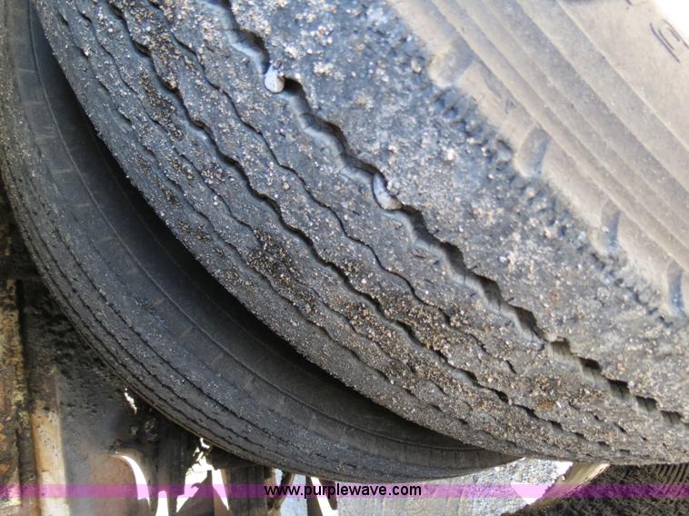 image for item B4637 1996 International 4900 oil distributor truck