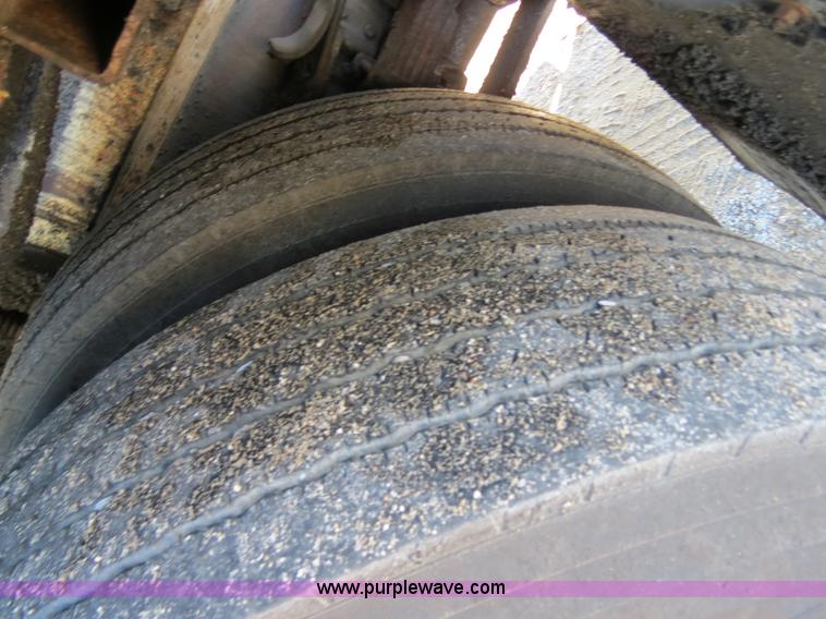 image for item B4637 1996 International 4900 oil distributor truck