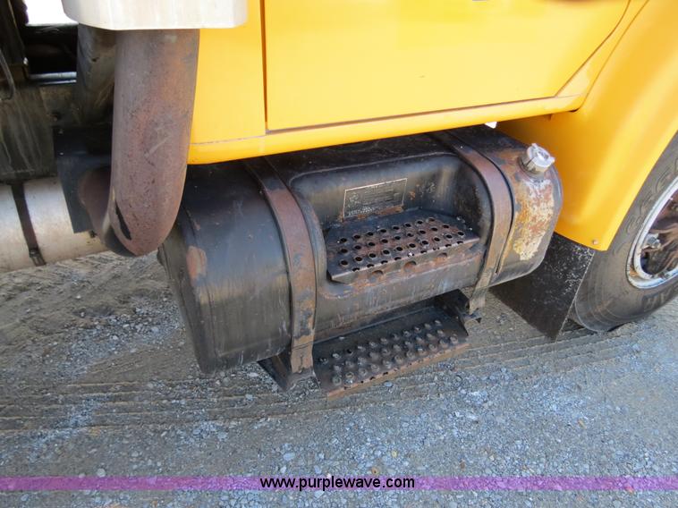 image for item B4637 1996 International 4900 oil distributor truck