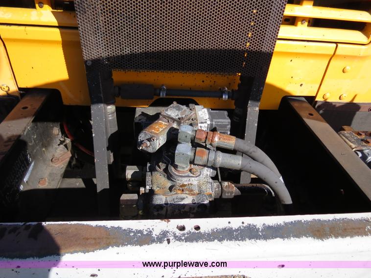 image for item B4637 1996 International 4900 oil distributor truck