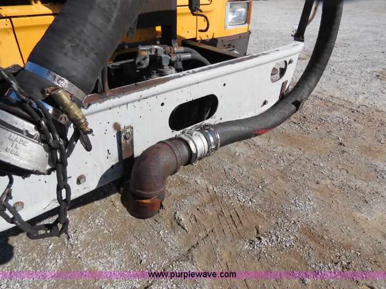 image for item B4637 1996 International 4900 oil distributor truck