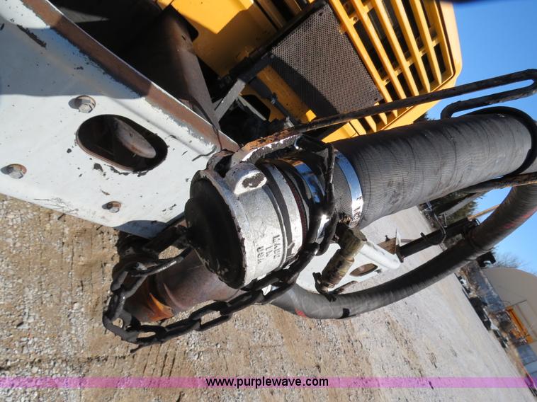 image for item B4637 1996 International 4900 oil distributor truck