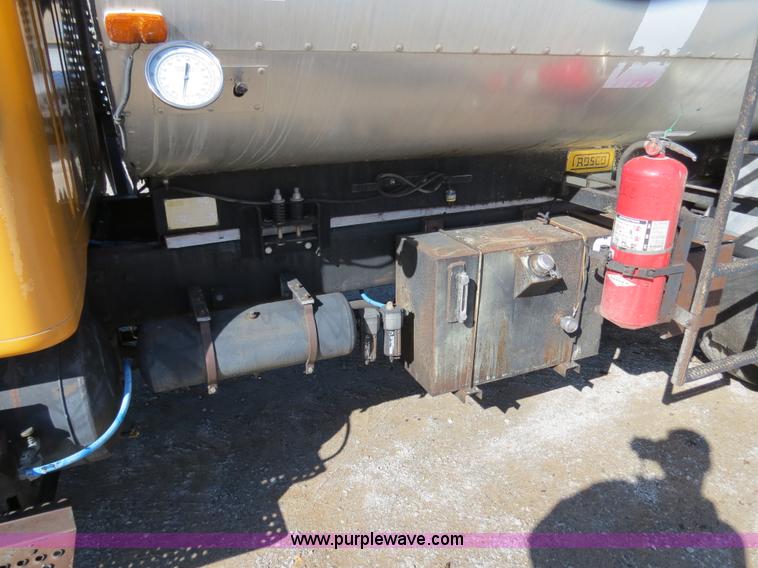 image for item B4637 1996 International 4900 oil distributor truck