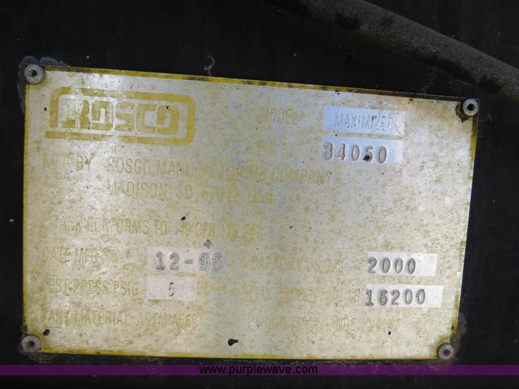 image for item B4637 1996 International 4900 oil distributor truck