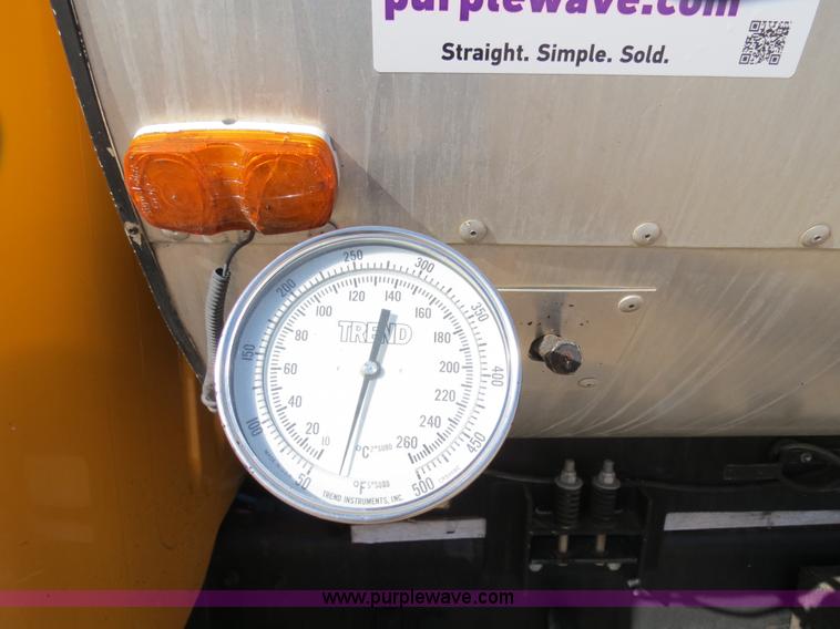 image for item B4637 1996 International 4900 oil distributor truck