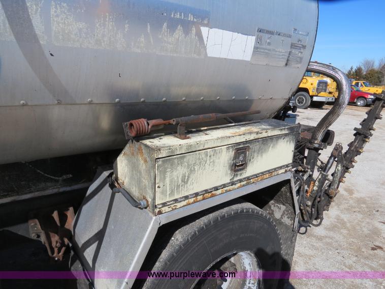 image for item B4637 1996 International 4900 oil distributor truck