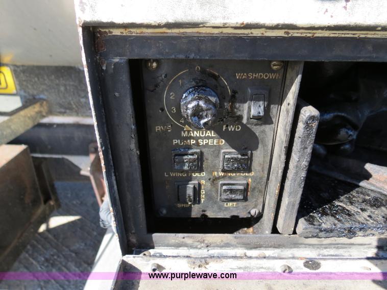 image for item B4637 1996 International 4900 oil distributor truck