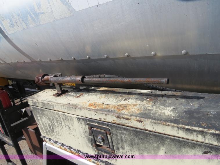 image for item B4637 1996 International 4900 oil distributor truck