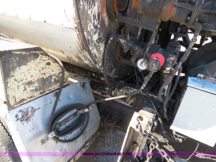 image for item B4637 1996 International 4900 oil distributor truck