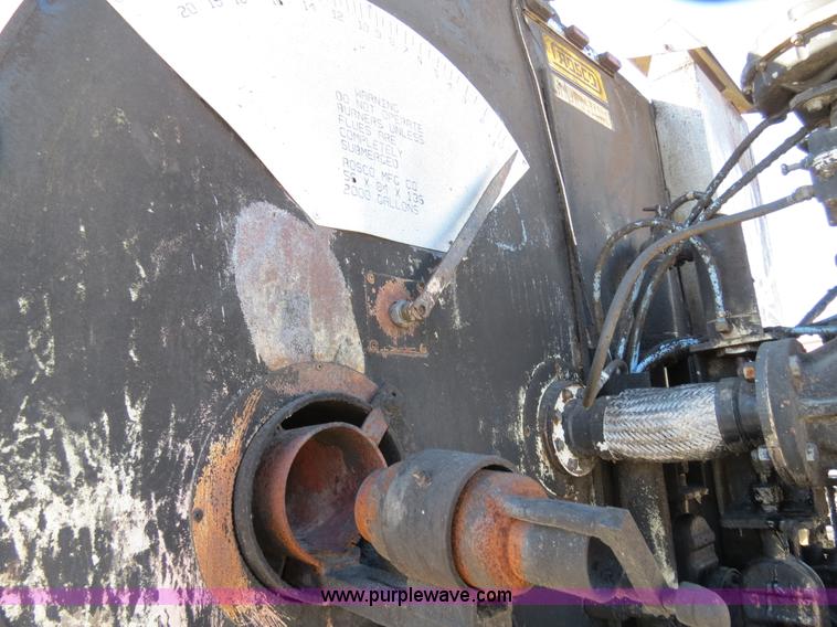 image for item B4637 1996 International 4900 oil distributor truck