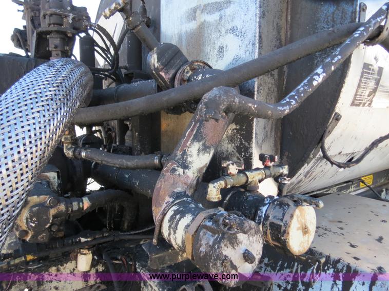 image for item B4637 1996 International 4900 oil distributor truck