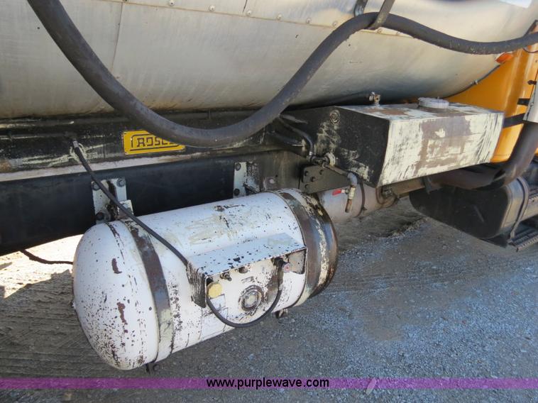 image for item B4637 1996 International 4900 oil distributor truck