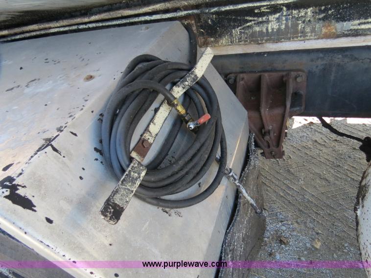 image for item B4637 1996 International 4900 oil distributor truck