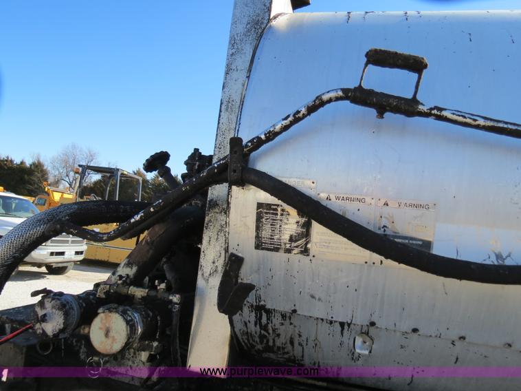 image for item B4637 1996 International 4900 oil distributor truck