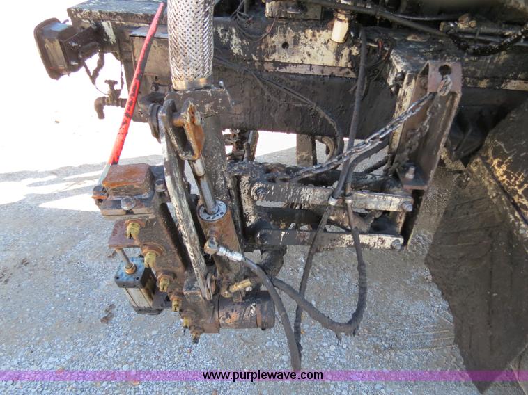 image for item B4637 1996 International 4900 oil distributor truck