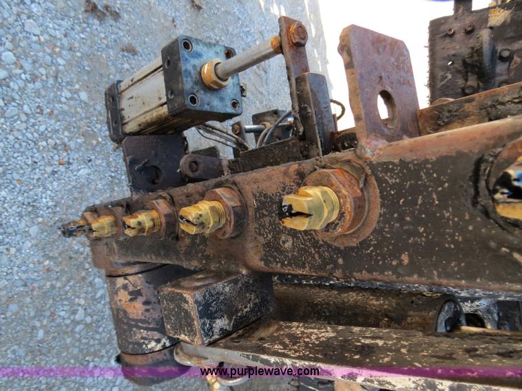 image for item B4637 1996 International 4900 oil distributor truck