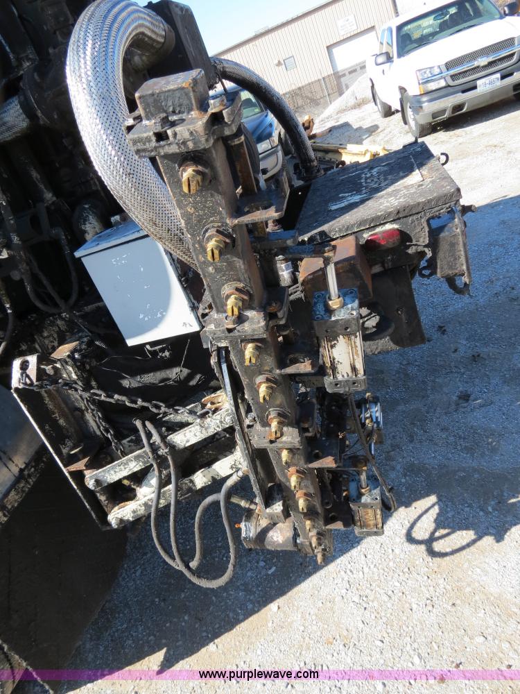 image for item B4637 1996 International 4900 oil distributor truck