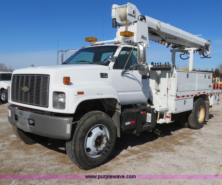 image for item B4638 2002 Chevrolet C7500 Digger Derrick truck