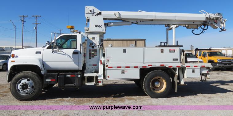 image for item B4638 2002 Chevrolet C7500 Digger Derrick truck