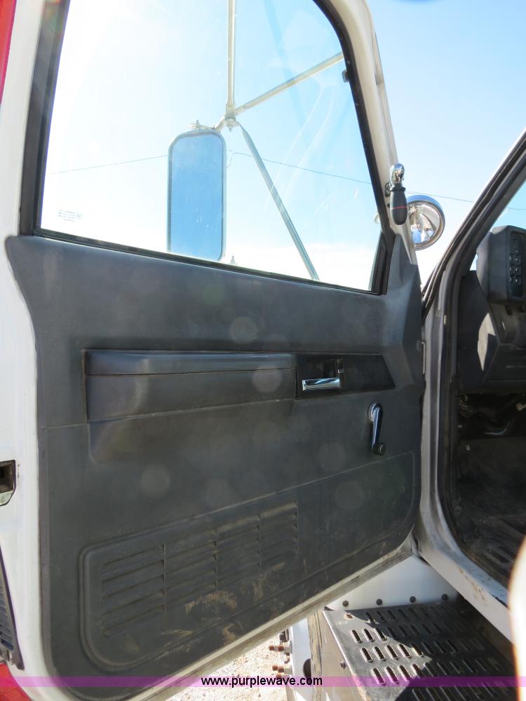 image for item B4638 2002 Chevrolet C7500 Digger Derrick truck