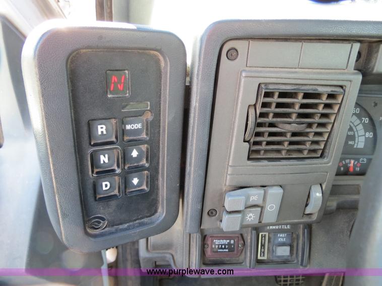 image for item B4638 2002 Chevrolet C7500 Digger Derrick truck