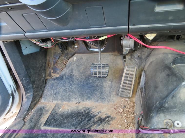 image for item B4638 2002 Chevrolet C7500 Digger Derrick truck