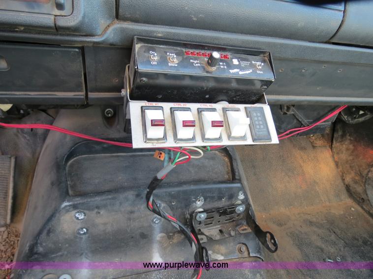 image for item B4638 2002 Chevrolet C7500 Digger Derrick truck