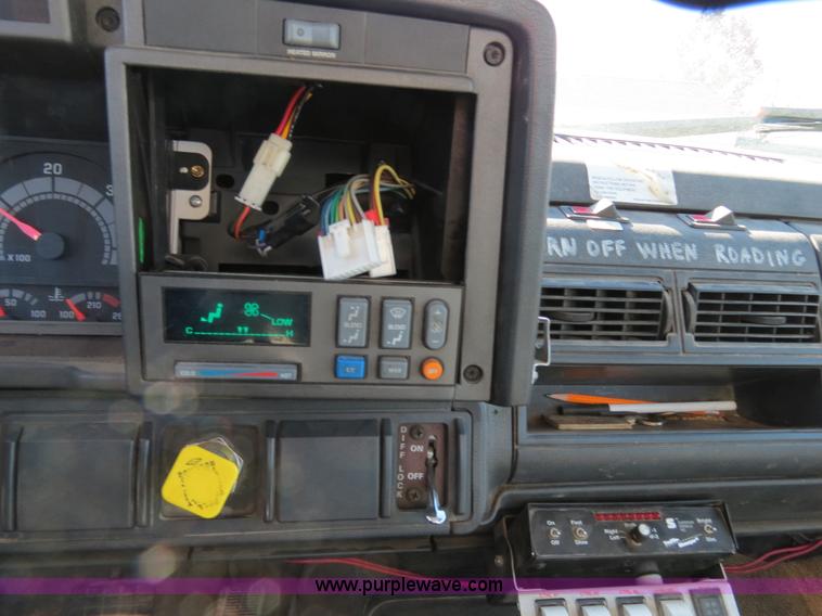 image for item B4638 2002 Chevrolet C7500 Digger Derrick truck